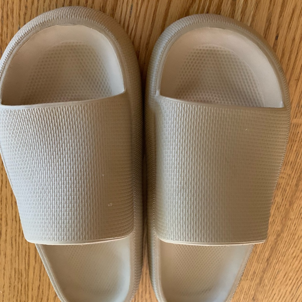 Sootheez, women size 11, super comfy slides